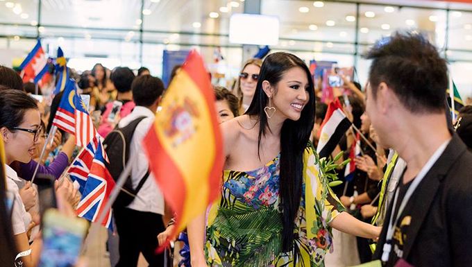 Hàng ngàn người dân Quảng Bình reo hò, đón tiếp dàn Miss Grand International 2017