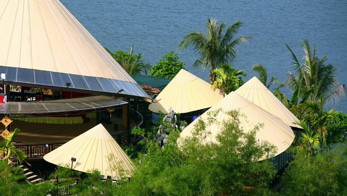Ghé thăm quán cà phê nón Huế độc đáo bên sông Hương