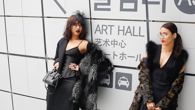 HOT: Lan Khuê & Mai Ngô mặc nguyên cây đen, tự tin xuất hiện tại Seoul Fashion Week