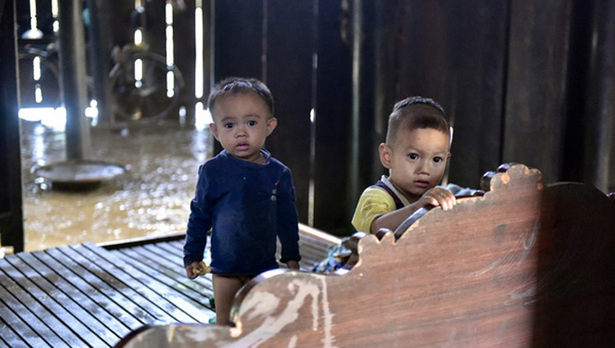 Nhói lòng hình ảnh trẻ con ngơ ngác, tạm bợ trong mưa lũ kinh hoàng ở miền Trung