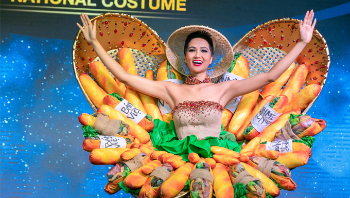 H'Hen Niê gây 'choáng' khi diện trang phục... bánh mì tham dự Miss Universe 2018