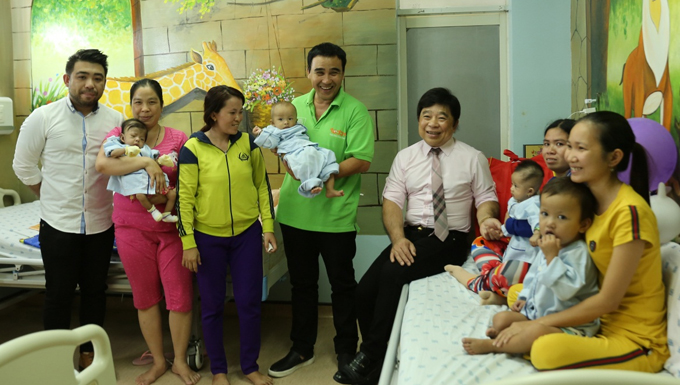 Tập đoàn IMC trao quà cho các bệnh nhân nhi tại Bệnh viện Đại học Y Dược Tp. Hồ Chí Minh