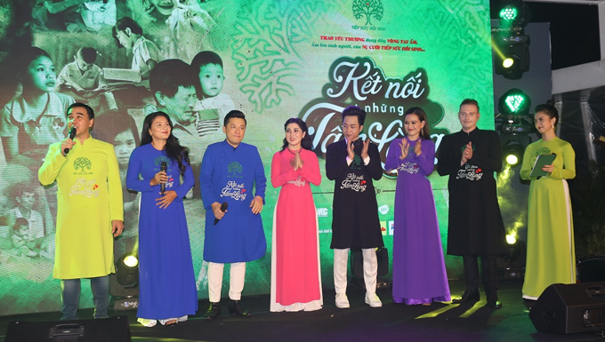 Quyền Linh, Lam Trường cùng nhiều nghệ sĩ nổi tiếng trình diễn bộ sưu tập áo dài độc quyền trong Gala Tiếp sức Hồi sinh
