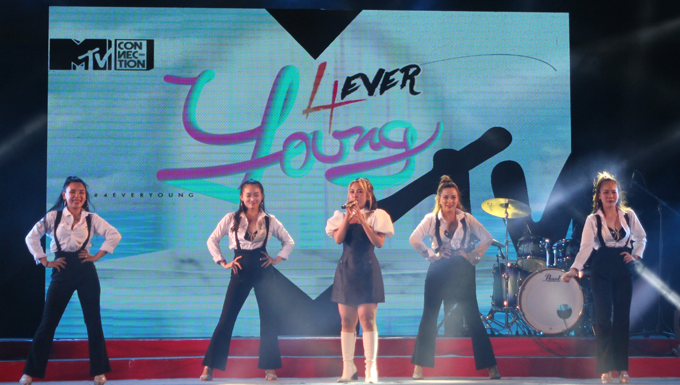 Hàng trăm khán giả “quẩy hết mình” với đêm nhạc "4ever Young”