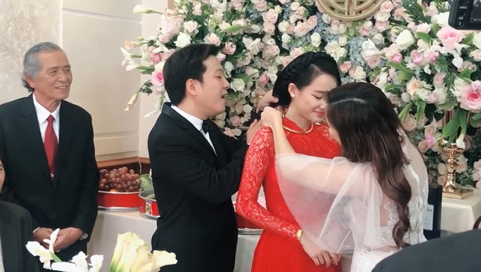 Clip: Chị Nhã Phương giúp Trường Giang đeo kiềng vàng cho cô dâu