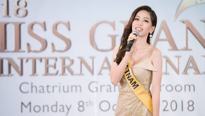 Phương Nga tự tin khoe giọng hát với ca khúc "Hello Vietnam" trên sân khấu của Miss Grand International 2018